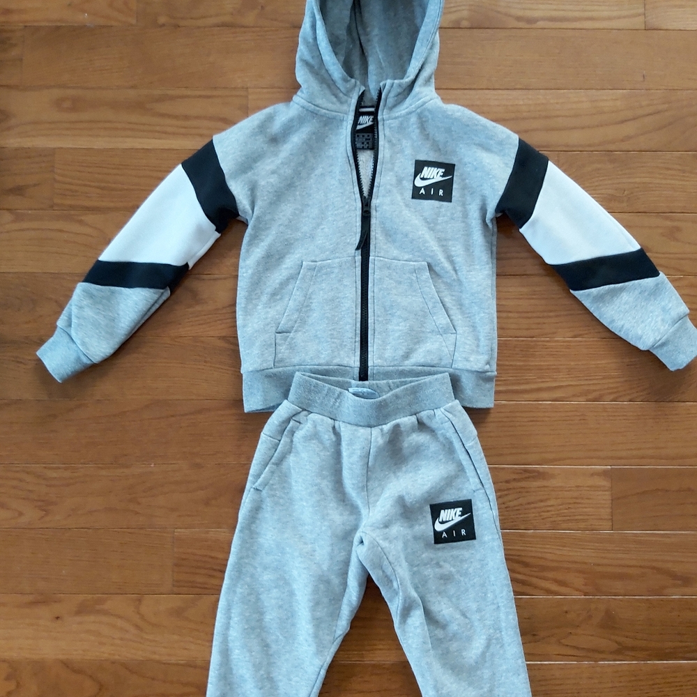 Super gorgeous toddler boys Nike matching set - Picture 2 of 3